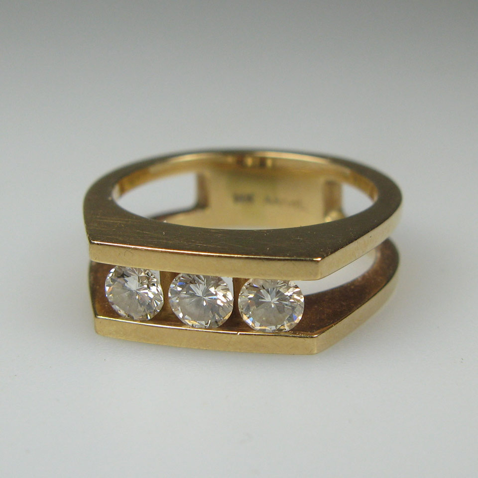 Appraisal: k Yellow Gold Ring set with brilliant cut diamonds approx