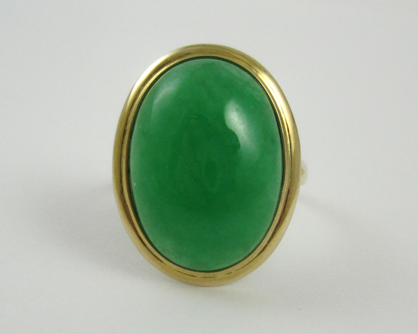 Appraisal: FOURTEEN KARAT YELLOW GOLD AND GREEN JADE RING having oval