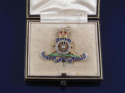 Appraisal: An ct gold regimental brooch for the Royal Artillery with