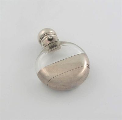 Appraisal: A Victorian mounted clear glass scent flask and vinaigrette combined