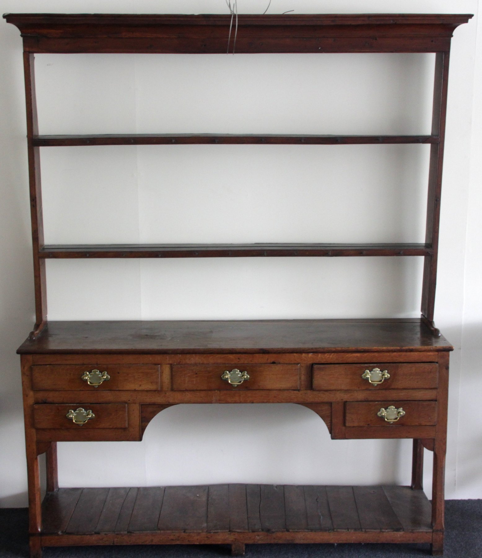 Appraisal: An early th Century oak dresser with shelves over the