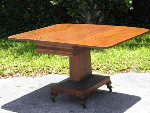 Appraisal: Mahogany Federal style drop leaf table Rectangular shape with two