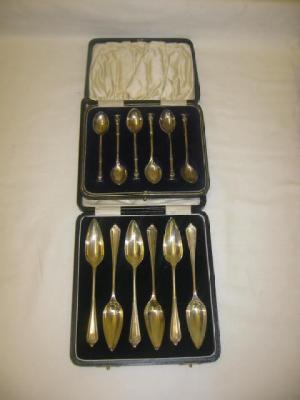 Appraisal: A SET OF SIX GRAPEFRUIT SPOONS with foliate finials Birmingham