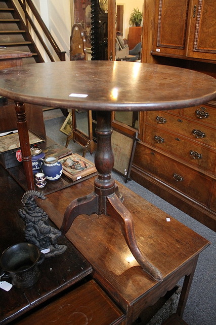 Appraisal: A GEORGE MAHOGANY CIRCULAR OCCASIONAL TABLE on tripod supports cm