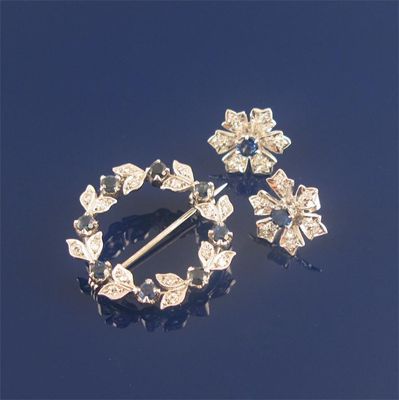 Appraisal: A sapphire and diamond set circular white gold brooch with