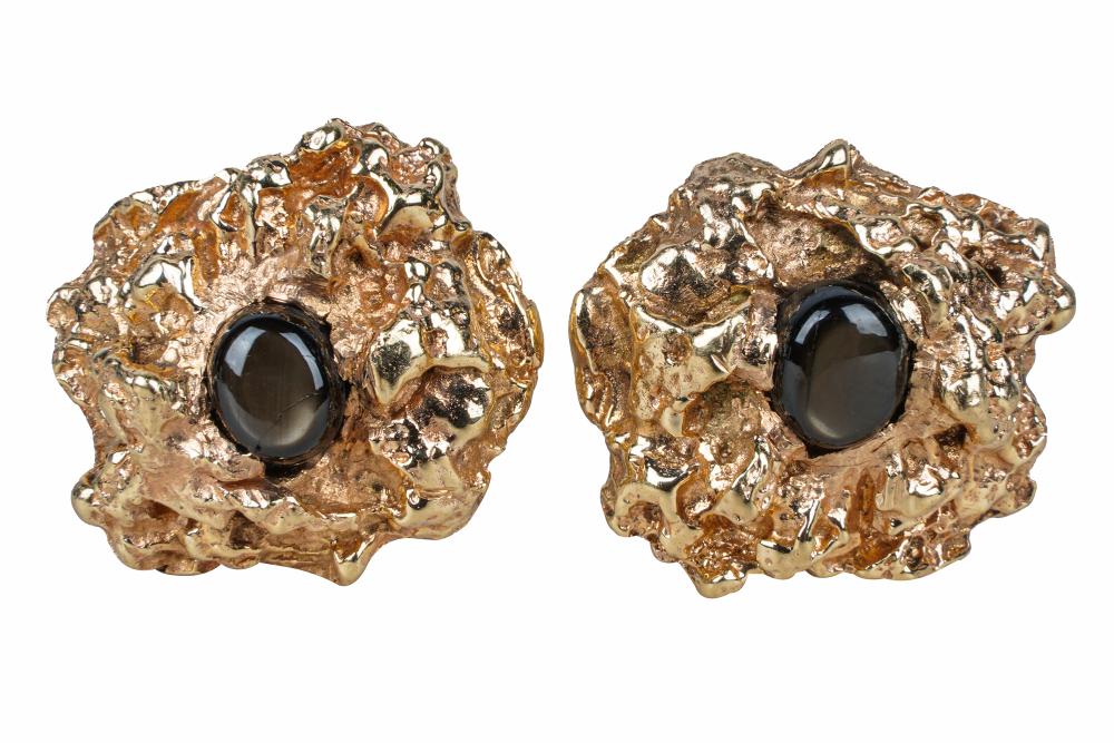 Appraisal: KARAT YELLOW GOLD BLACK STAR SAPPHIRE CUFFLINKSnugget form cufflinks containing