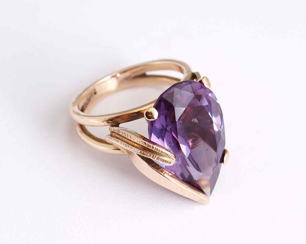 Appraisal: K COLOR CHANGE SAPPHIRE RING K yellow gold ring contains