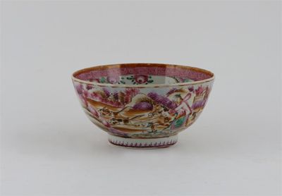 Appraisal: A small Chinese Mandarin palette hunting bowl painted with figures