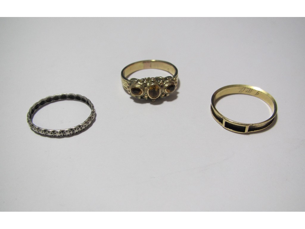 Appraisal: A Victorian gold foiled citrine ring a mourning ring and