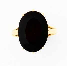 Appraisal: A ct gold dark blue stone ring size N gms