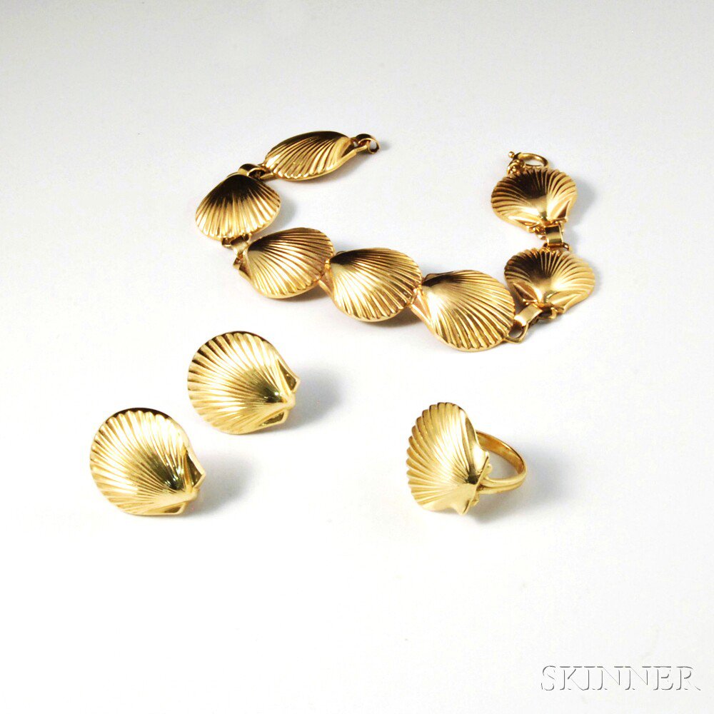 Appraisal: kt Gold Shell Suite earclips ring and bracelet total dwt