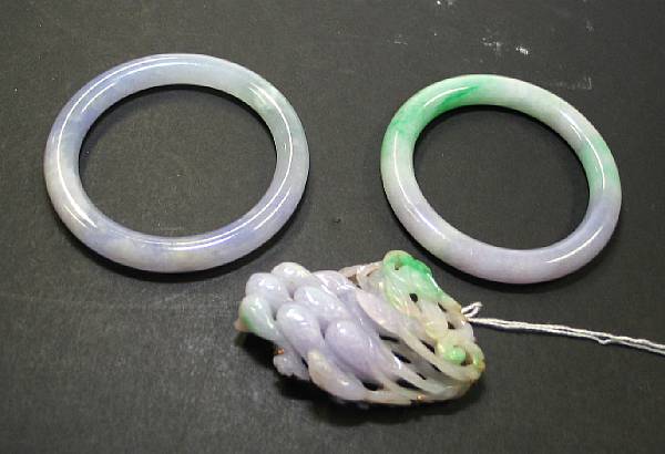 Appraisal: A lavender jadeite pin and two bracelets The pin of