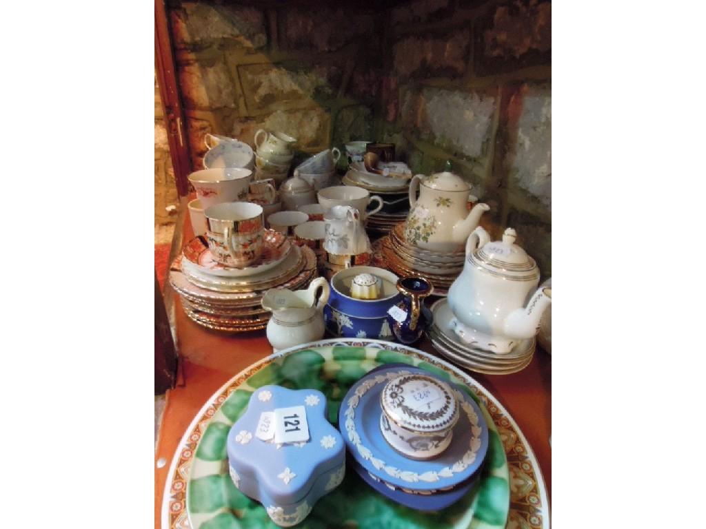 Appraisal: A large quantity of th century and later ceramics including