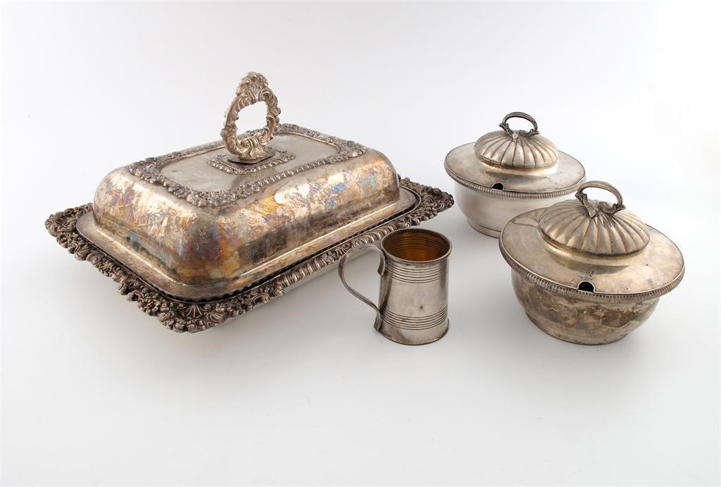 Appraisal: A pair of old Sheffield plated sauce tureens and covers