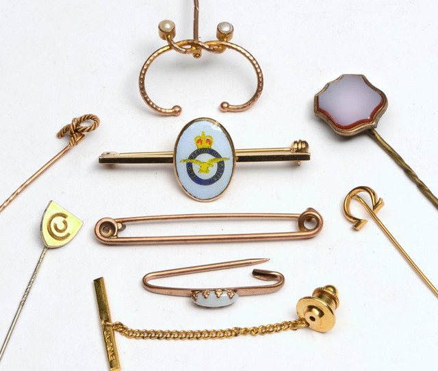 Appraisal: A CT GOLD TIE PIN of plain form together with