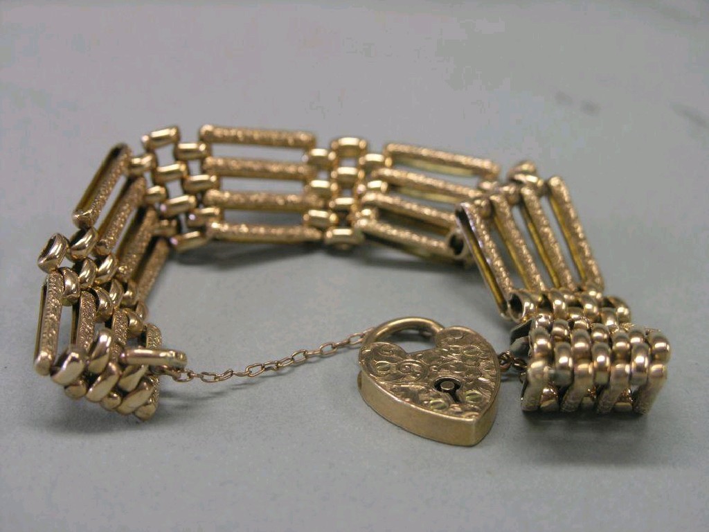 Appraisal: A ct gold link gate bracelet with engraved ornament and