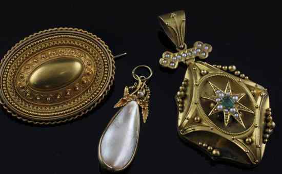 Appraisal: A Victorian gold emerald and split pearl pendant of cruciform