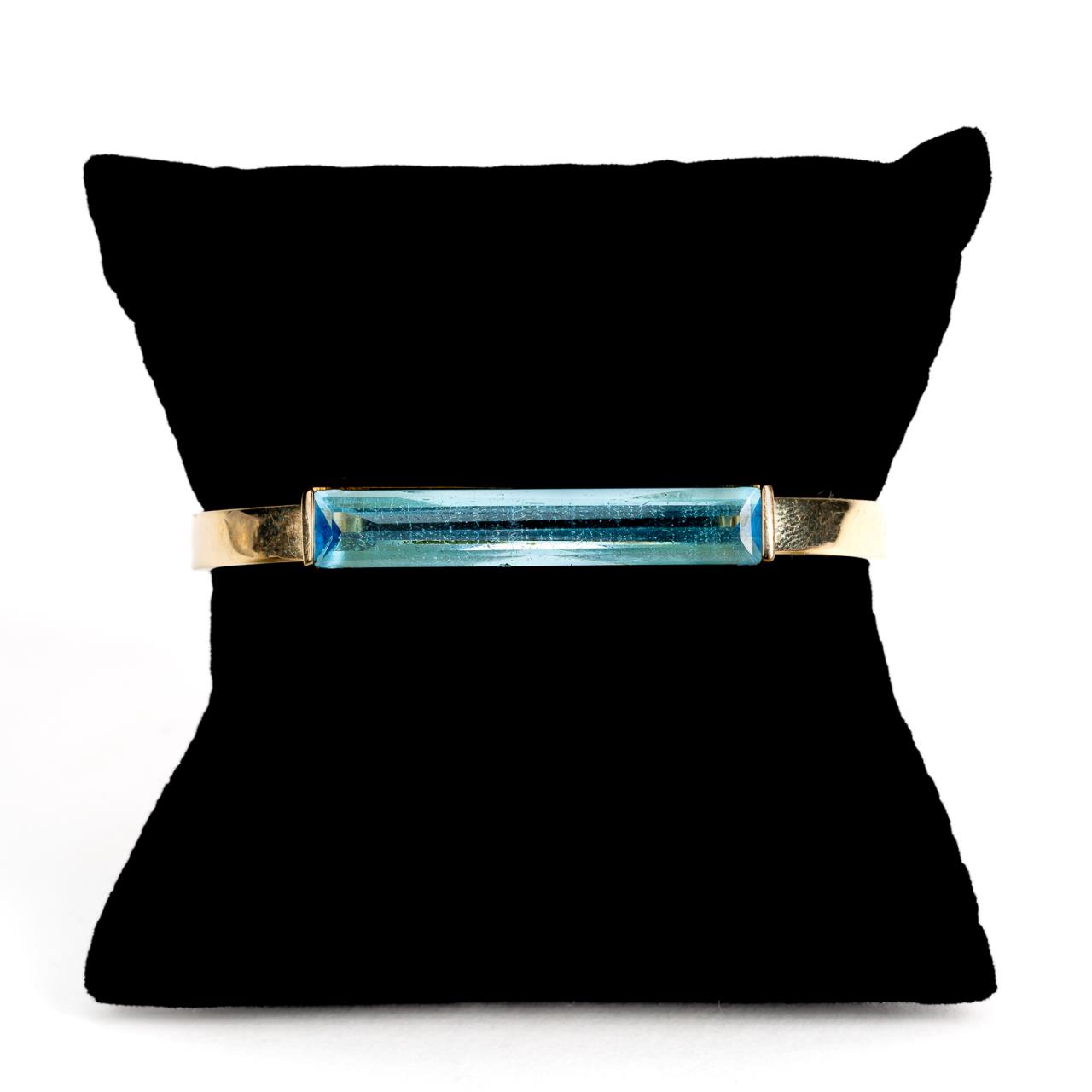 Appraisal: K YELLOW GOLD BANGLE W AQUA COLORED GLASS STONE Modern