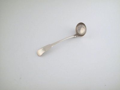 Appraisal: S S unascribed a silver Fiddle pattern toddy ladle circa