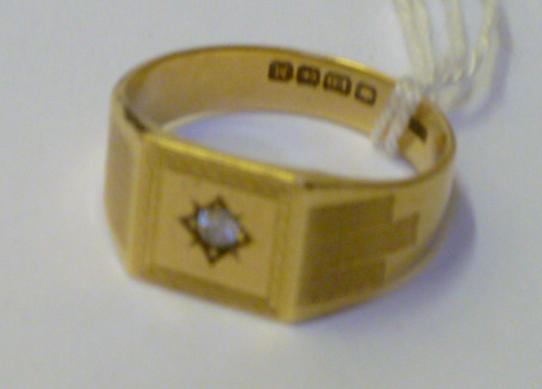 Appraisal: A GOLD DIAMOND SET SIGNET RING the ct gold band