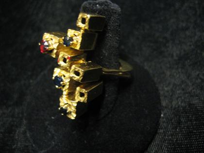 Appraisal: Geometric karat yellow gold ring set with round cut sapphires