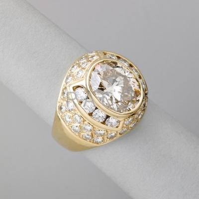 Appraisal: CHAMPAGNE AND COLORLESS DIAMOND K GOLD RING Oval cut champagne