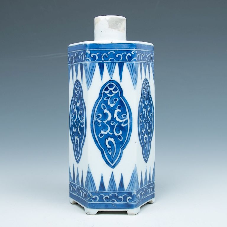 Appraisal: BLUE AND WHITE PORCELAIN VASE QING A blue and white