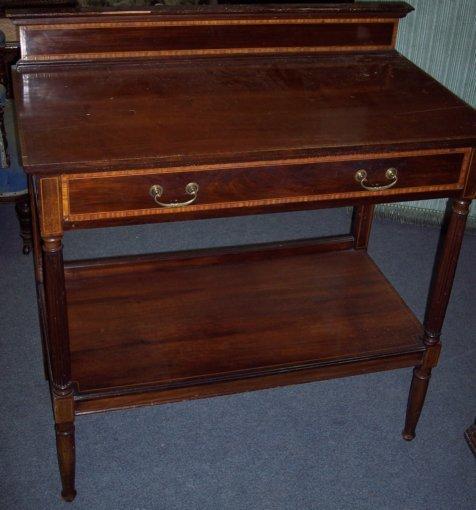 Appraisal: An Edwardian mahogany serving table the rectangular banded top with