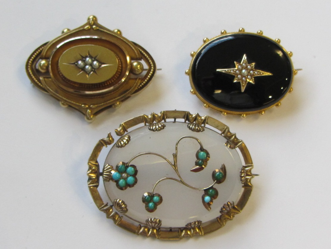 Appraisal: A Victorian shaped oval gold and half pearl set brooch