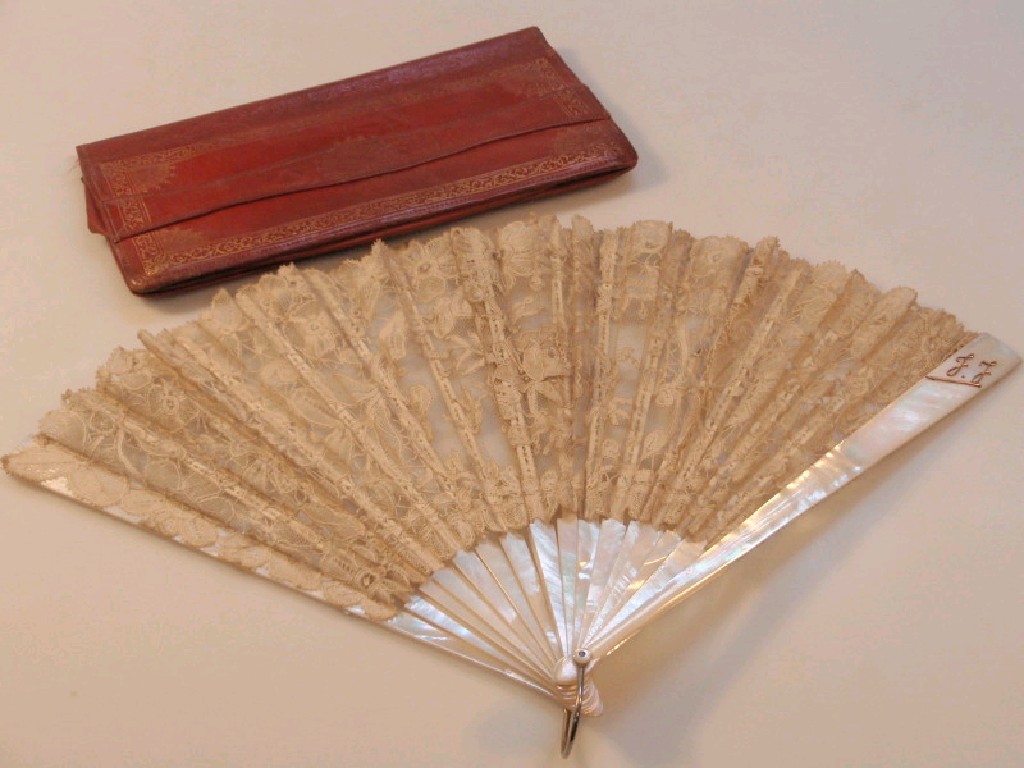 Appraisal: An early thC lace fan with mother of pearl sticks