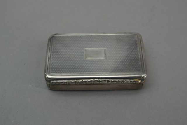 Appraisal: A George IV sterling silver snuff box Maker EE London