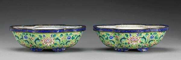 Appraisal: A pair of Peking enameled metal bulb bowls th Century