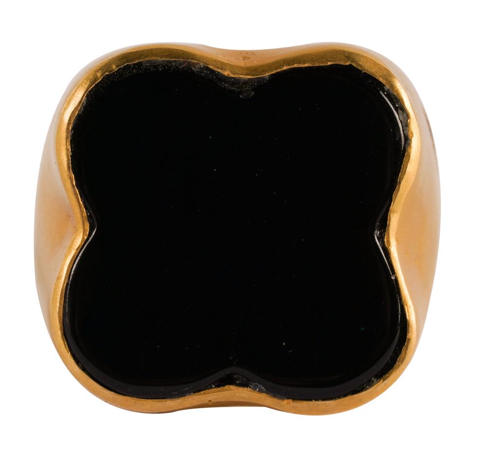 Appraisal: KARAT YELLOW GOLD ONYX RINGcentering one tablet-cut quatrefoil-shape onyx measuring