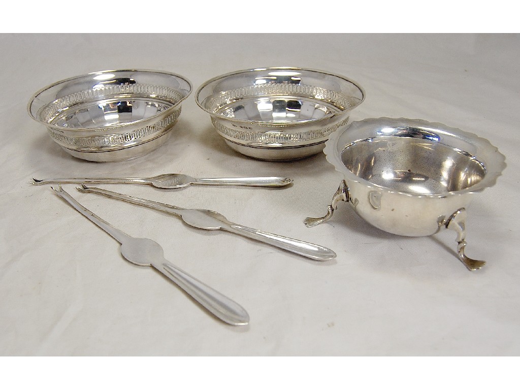 Appraisal: Pair of pierced silver bonbon dishes Birmingham to w a