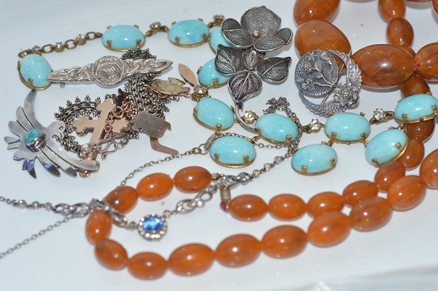 Appraisal: A COLLECTION OF ASSORTED JEWELLERY INCLUDING VINTAGE NECKLACES SILVER BROOCHES