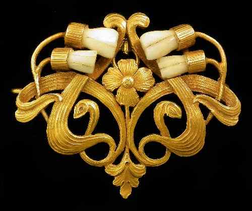 Appraisal: An American gold coloured metal brooch in the Art Nouveau