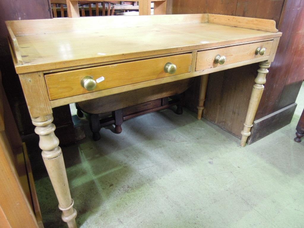 Appraisal: A Victorian stripped and waxed pine washstand with shallow raised