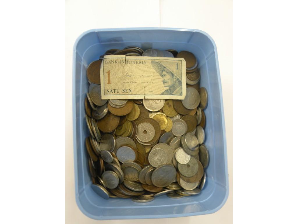 Appraisal: A large quantity of mainly foreign coins and a Bank