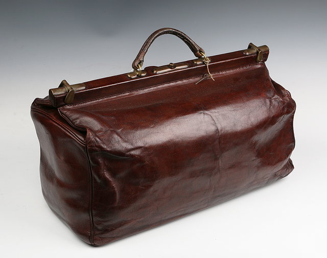 Appraisal: AN OLD BROWN LEATHER GLADSTONE BAG cm wide together with