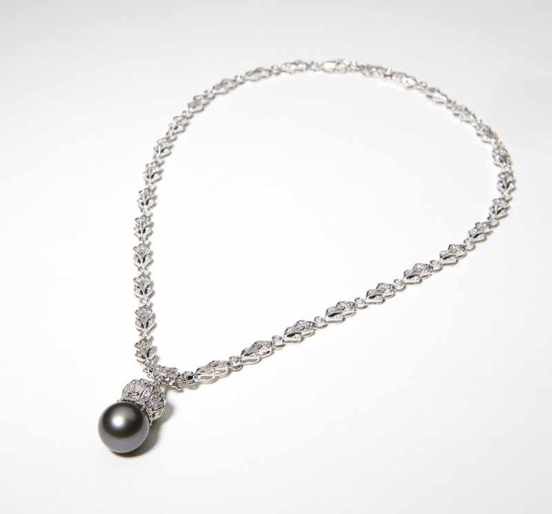 Appraisal: K white gold suspending a black South Sea cultured pearl