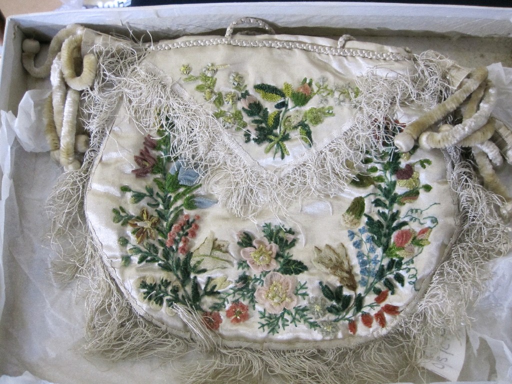 Appraisal: Silk embroidered purse