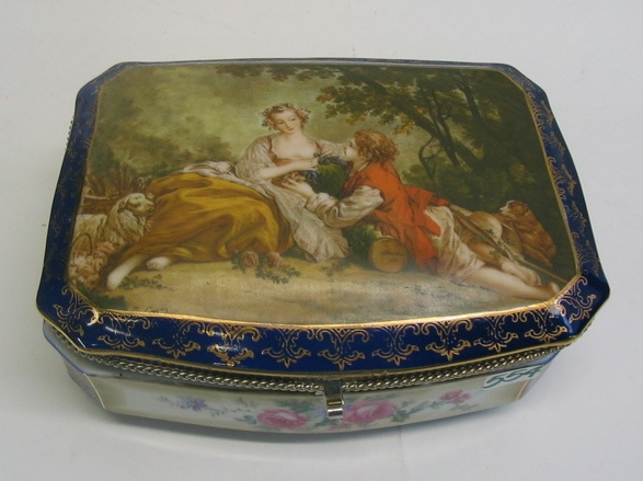 Appraisal: A PORCELAIN JEWELRY BOX the hinged lid with scene of