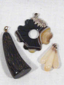 Appraisal: A mixed lot comprising two agate pendants and a horn