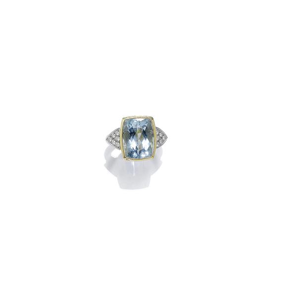 Appraisal: AN AQUAMARINE AND DIAMOND RING Yellow gold Casual and elegant