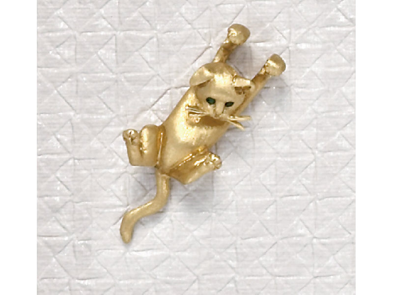 Appraisal: CAT PENDANT k Yellow gold dangling cat design pendant with