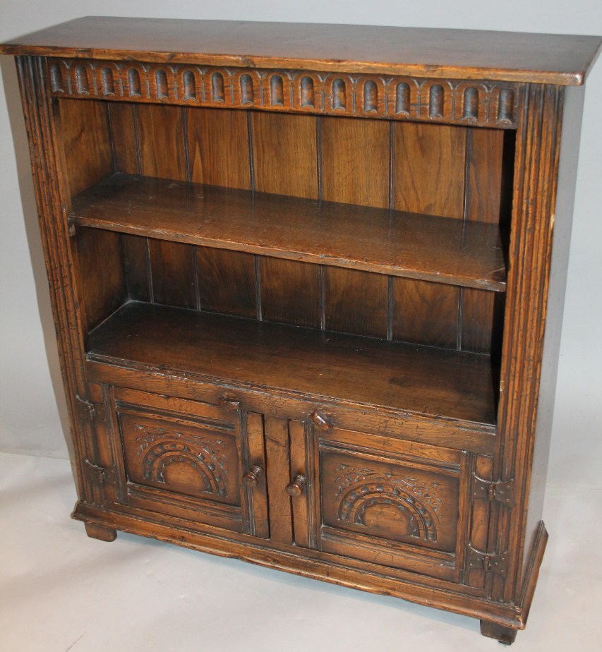 Appraisal: A mid- thC oak open bookcase the upper section with