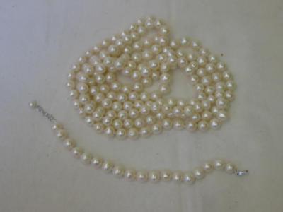 Appraisal: A FRESH WATER PEARL NECKLACE AND BRACELET comprising uniform beads