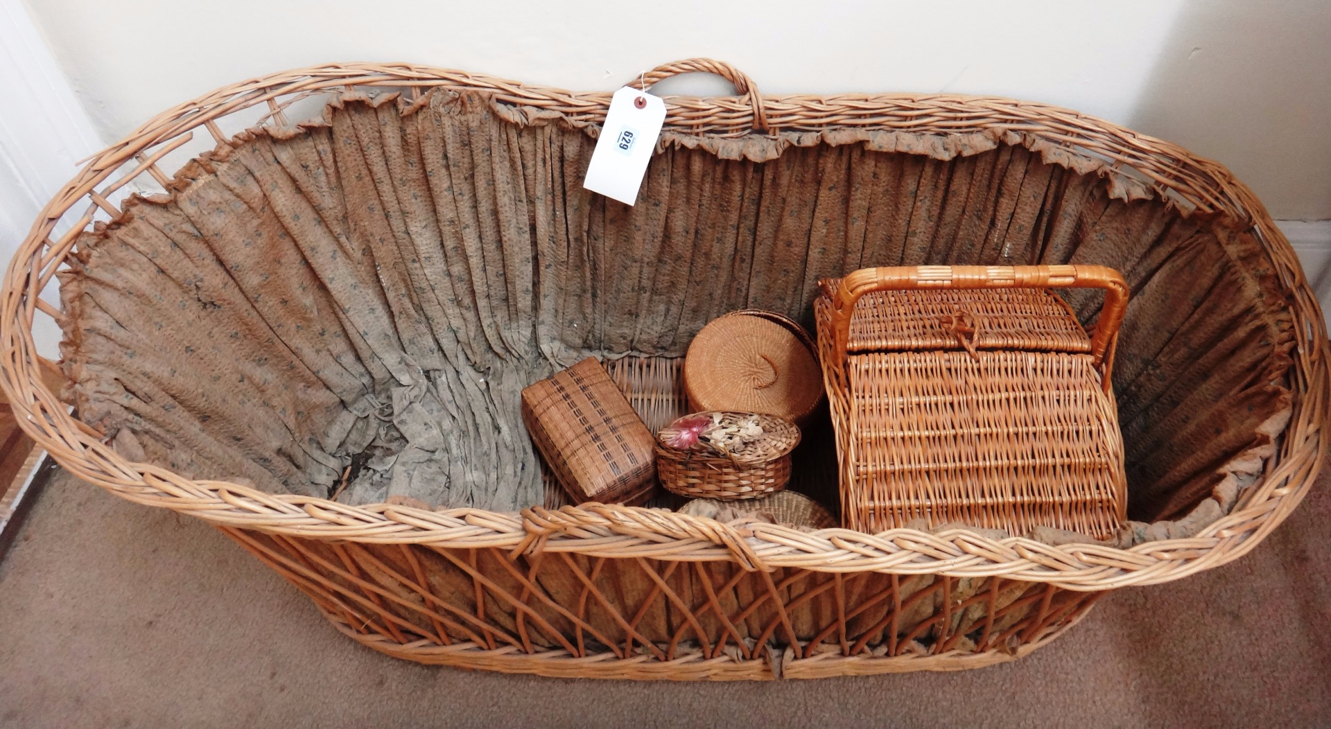 Appraisal: A large vintage wicker Moses basket cm long