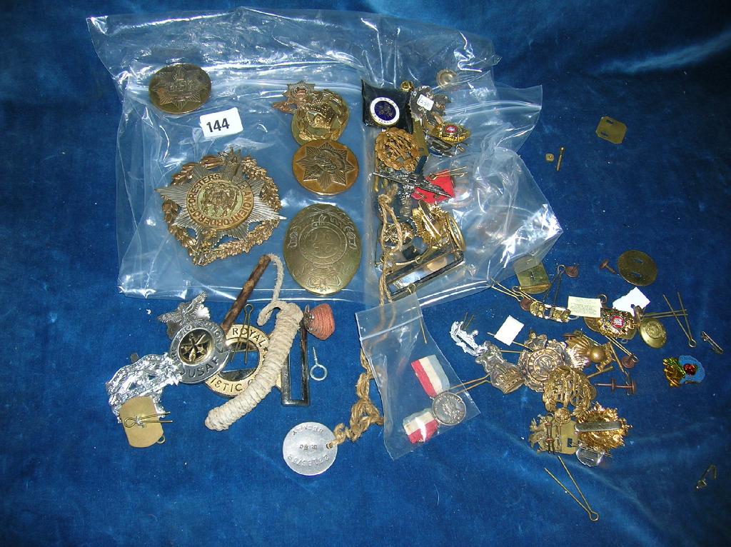 Appraisal: An assorted lot of cap badges buttons collar titles etc