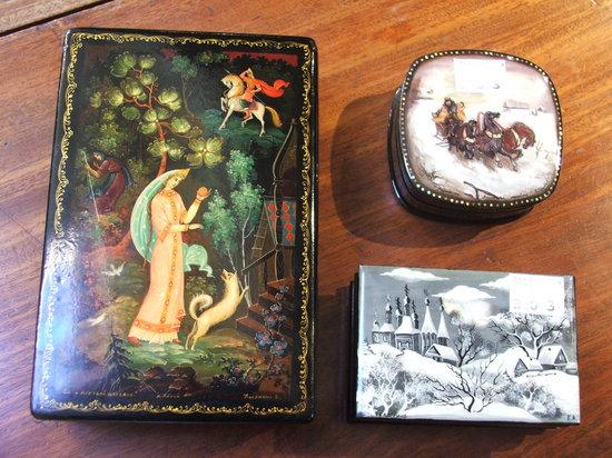 Appraisal: A TH CENTURY RUSSIAN LACQUER RECTANGULAR BOX the top painted